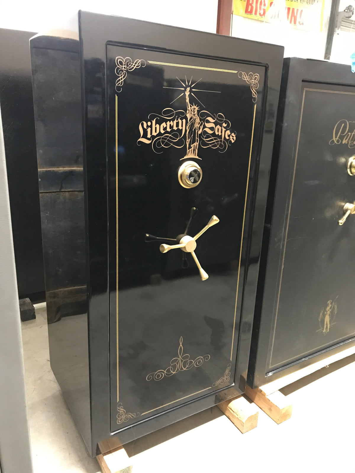 USED Washington 25 Gun Safe (613)