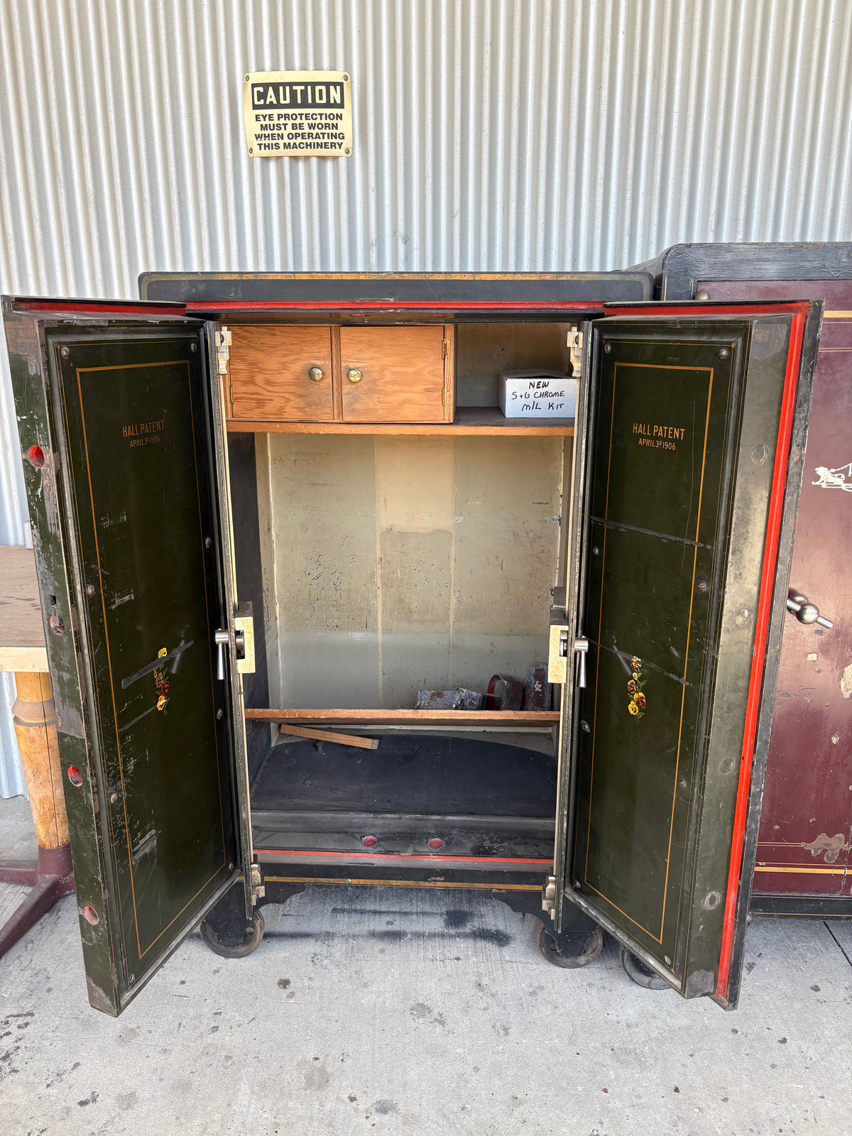 USED Hall&#39;s Safe General Purpose Black / Gold