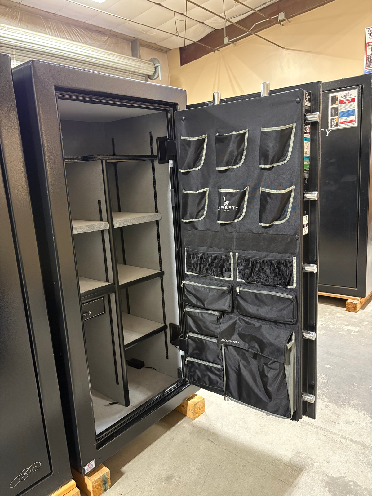 USED Lincoln 25 Gun Safe (478)
