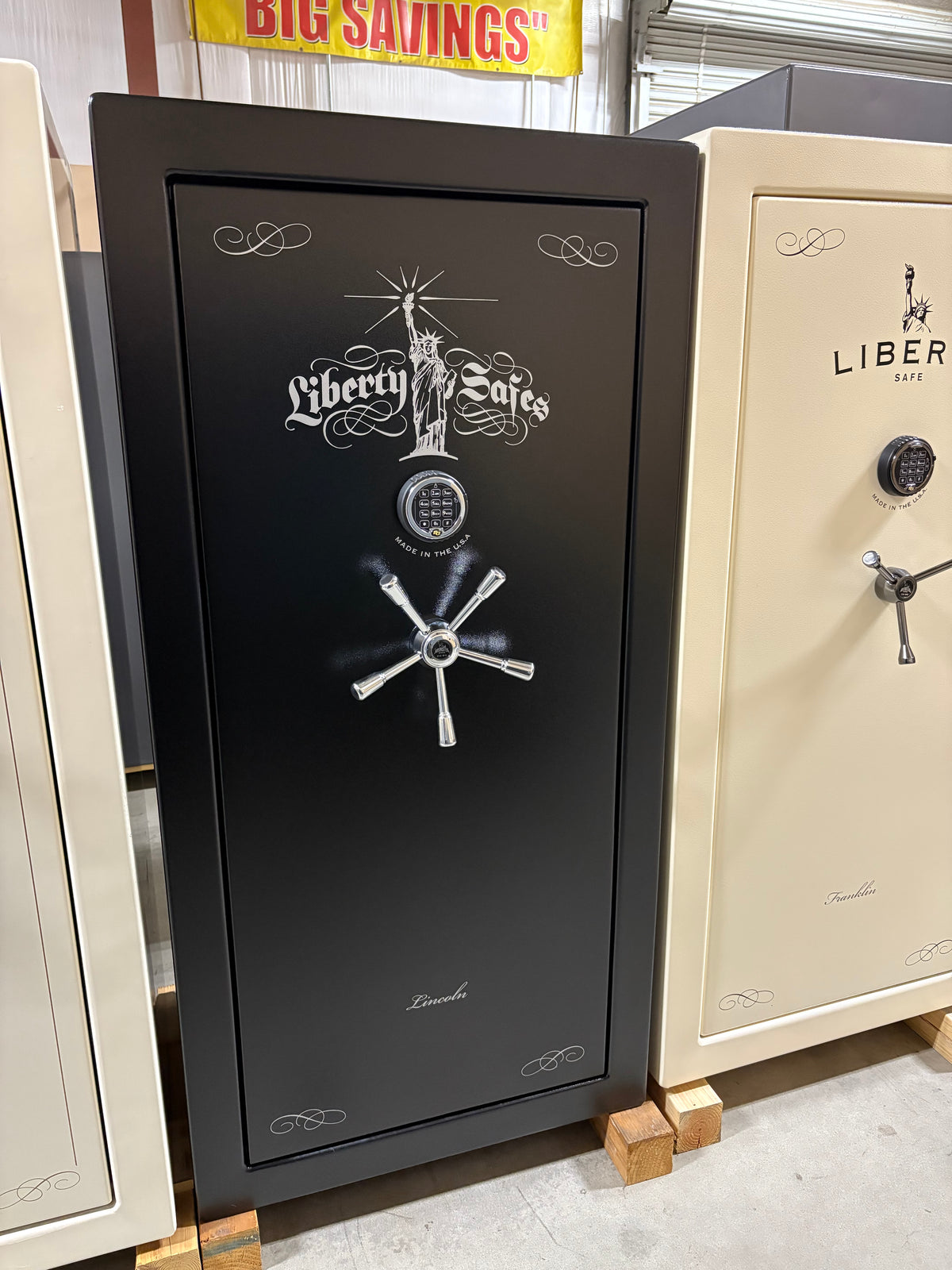 USED Lincoln 25 Gun Safe (495)