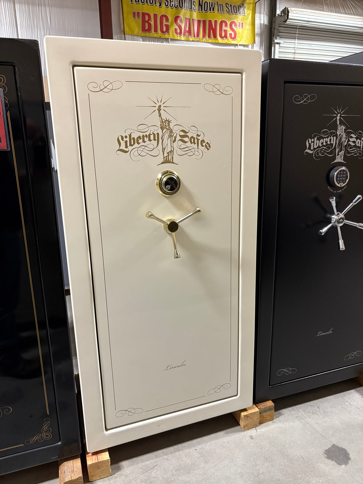 USED Lincoln 25 Gun Safe (636)