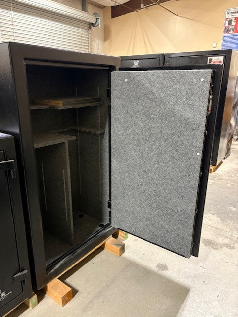 USED Centurion Deluxe 36 Gun Safe (691)